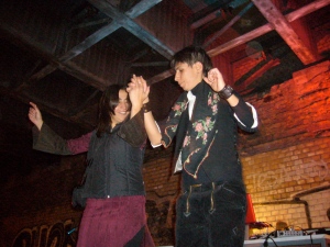 DJ Ipek tanzt mit Leyla Sirma Halay